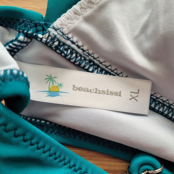 2/$35 NWOT bikini top. Marked XL but I would say more of a M/L at best - Picture 3 of 3